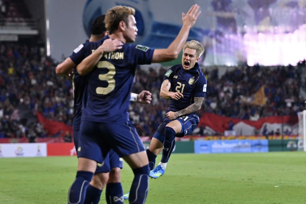 Tuyển Việt Nam trở lại Top 100 FIFA; FIFA thử nghiệm luật việt vị mới của Arsene Wenger