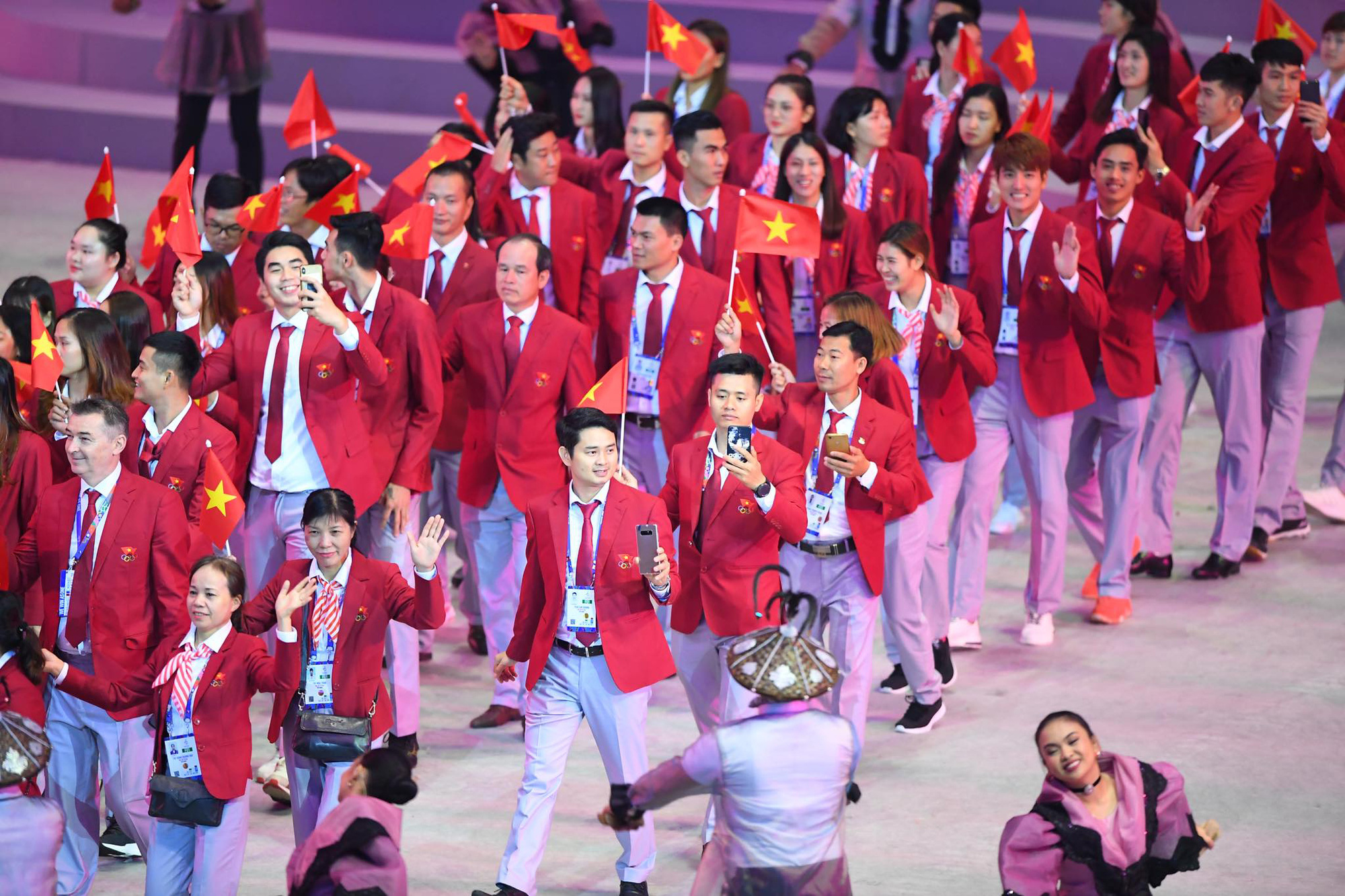 Đoàn Thể thao Việt Nam xuất quân dự SEA Games 32 với số thành viên kỷ lục; Xác định các cặp đấu bán kết Champions League