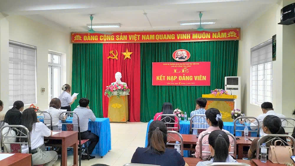 Gi&aacute;o dục tư tưởng để học sinh d&acirc;n tộc thiểu số &ldquo;miễn dịch&rdquo; trước th&ocirc;ng tin xấu độc